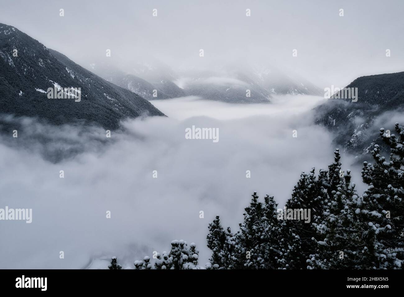 Blick auf Roc del Quer Canillo Andorra. Winter in Andorra Pyrenäen Landschaft Stockfoto