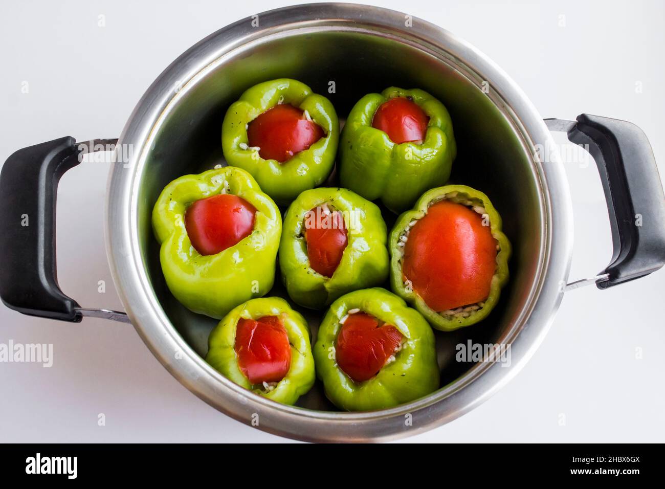 Traditioneller türkischer Reis gefüllter grüner Paprika, vegetarisches Essen in Edelstahlgeschirr. Stockfoto