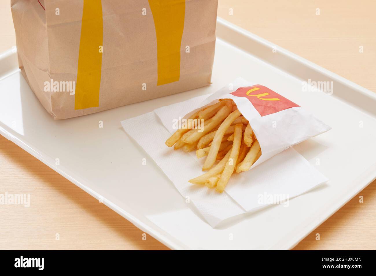 Tokio, Japan. 22nd Dez 2021. Die kleinen pommes Frites von McDonald's sind in Tokio, Japan, am 22. Dezember 2021 abgebildet. McDonalds Holdings Company (Japan) sagte am Dienstag, dass sie den Verkauf von mittelgroßen und großen pommes frites für eine Woche ab Freitag wegen Engpässen in der Lieferkette aussetzen würde. Kredit: Shingo Toshi/AFLO/Alamy Live Nachrichten Stockfoto