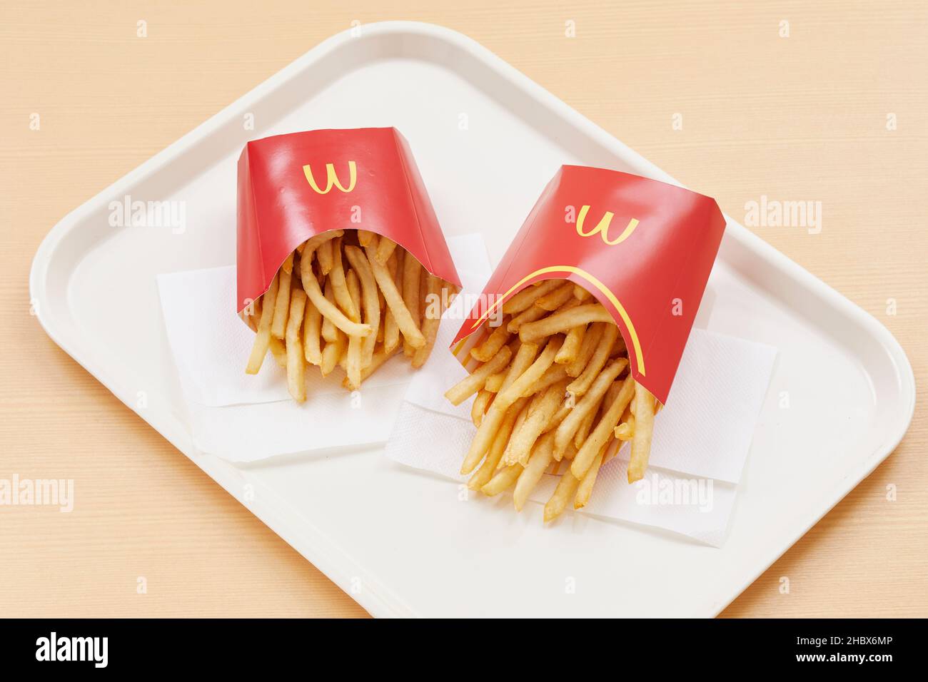 Tokio, Japan. 22nd Dez 2021. Die mittelgroßen und großen pommes Frites von McDonald's sind in Tokio, Japan, am 22. Dezember 2021 abgebildet. McDonalds Holdings Company (Japan) sagte am Dienstag, dass sie den Verkauf von mittelgroßen und großen pommes frites für eine Woche ab Freitag wegen Engpässen in der Lieferkette aussetzen würde. Kredit: Shingo Toshi/AFLO/Alamy Live Nachrichten Stockfoto