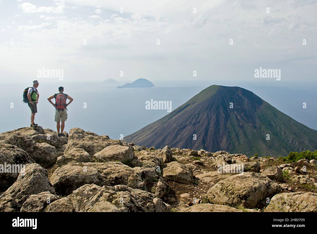 Abenteuerurlaub auf den Äolischen Inseln - Blick auf die Mittelmeer von Monte Fossa auf Salina Stockfoto