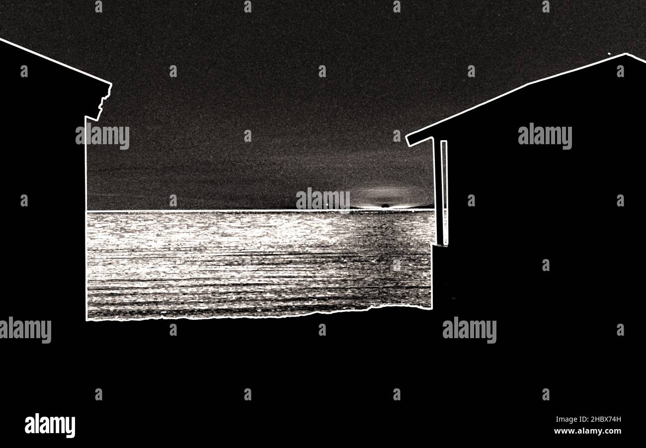 Outdoor-Illustration: Sommerhäuser Profile an einem Strand in schwarz-weiß. Die typischen skandinavischen Sommerhäuser vermitteln ein düsteres Märchenkonzept Stockfoto
