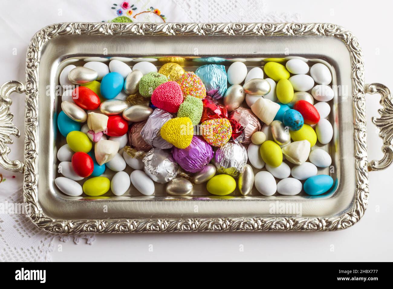 Bunte, gemischte Bonbons und Schokolade im Vintage, Silber Tablett.das Sugar Feast Konzept, Draufsicht Stockfoto