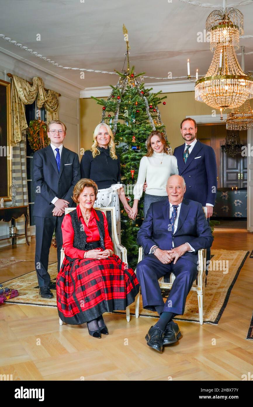 Oslo 20211220.König Harald (vorne, von rechts), Königin Sonja, Kronprinz Haakon (hinten, von rechts), Prinzessin Ingrid Alexandra, Kronprinzessin Mette-Marit und Prinz Sverre Magnus vor dem Weihnachtsbaum bei Bygdoey Kongsgaard in Oslo. Foto: Lise Aaserud / NTB Kredit: NTB Scanpix/Alamy Live News Stockfoto