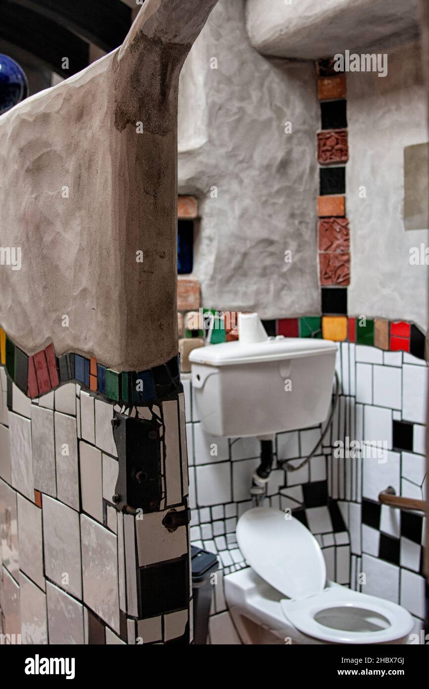 Das Innere der Toilette im neuseeländischen Kawakawa wurde vom berühmten österreichischen Architekten Hundertwasser entworfen. Stockfoto