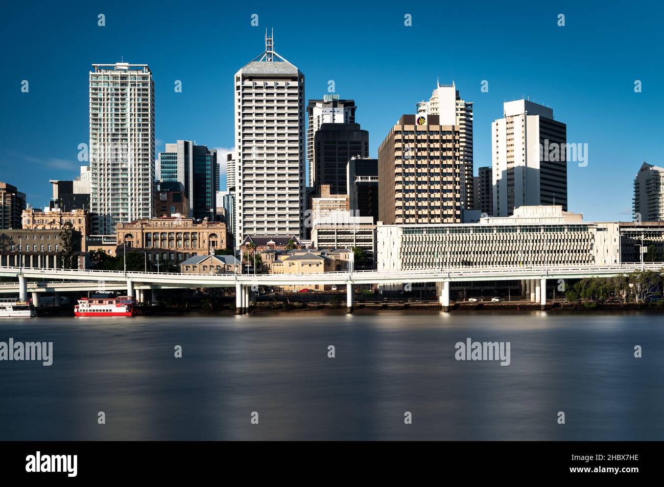 Brisbane River mit der Skyline von Brisbane. Stockfoto