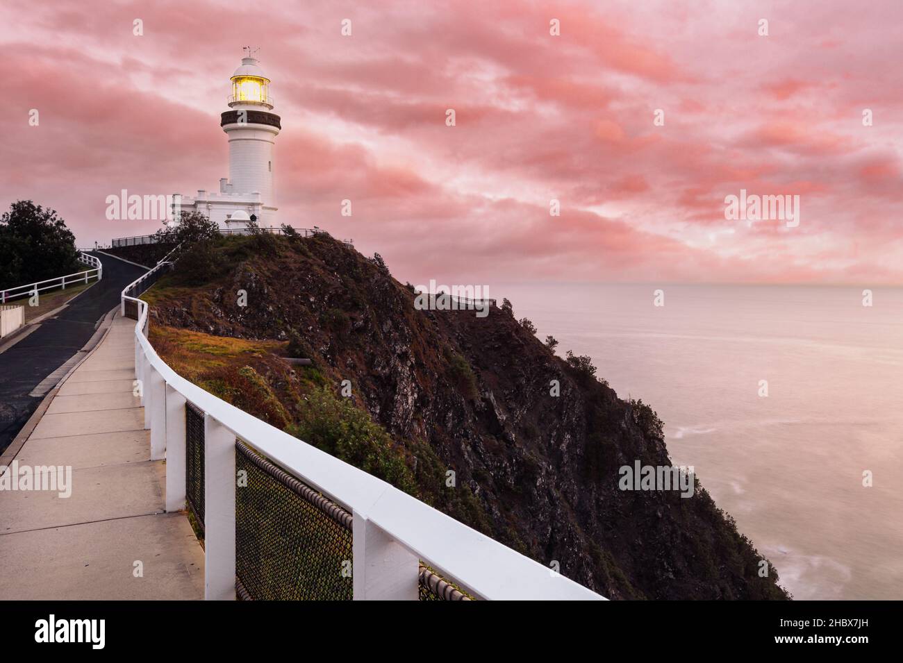 Berühmter Cape Byron Leuchtturm bei Sonnenaufgang. Stockfoto