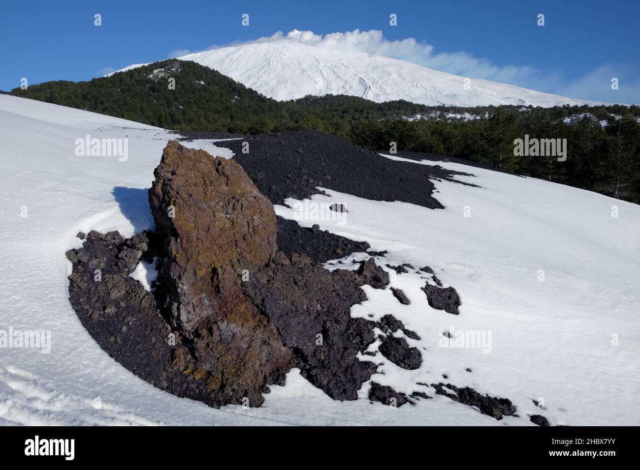 Ätna Vulkan schneebedeckt und vulkanische Landschaft von Sizilien im Winter Stockfoto