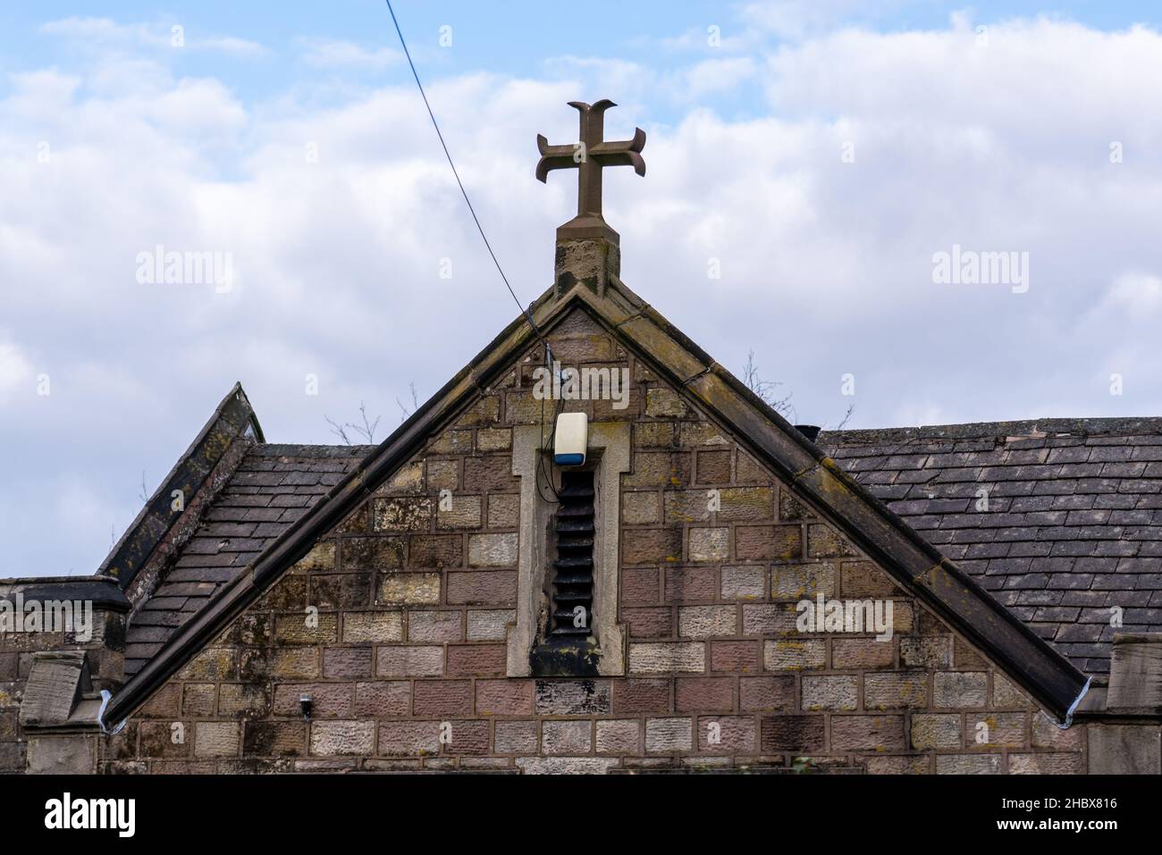 Old C of E School Melling. Die Schule scheint 1844 gegründet worden zu sein und wird als gepflegte Schule beschrieben, die im Stil der Kirche errichtet wurde, die alte Schule wird dann als Wohnung für den Meister und die Geliebte genutzt. Die Schule unterrichtete 25 freie Kinder und durfte Boarder nehmen. Stockfoto