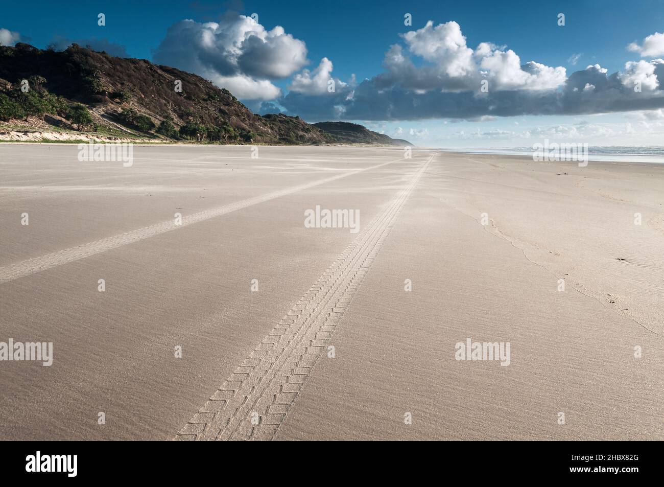 Reifenspuren am Seventy Five Mile Beach von Fraser Island. Stockfoto