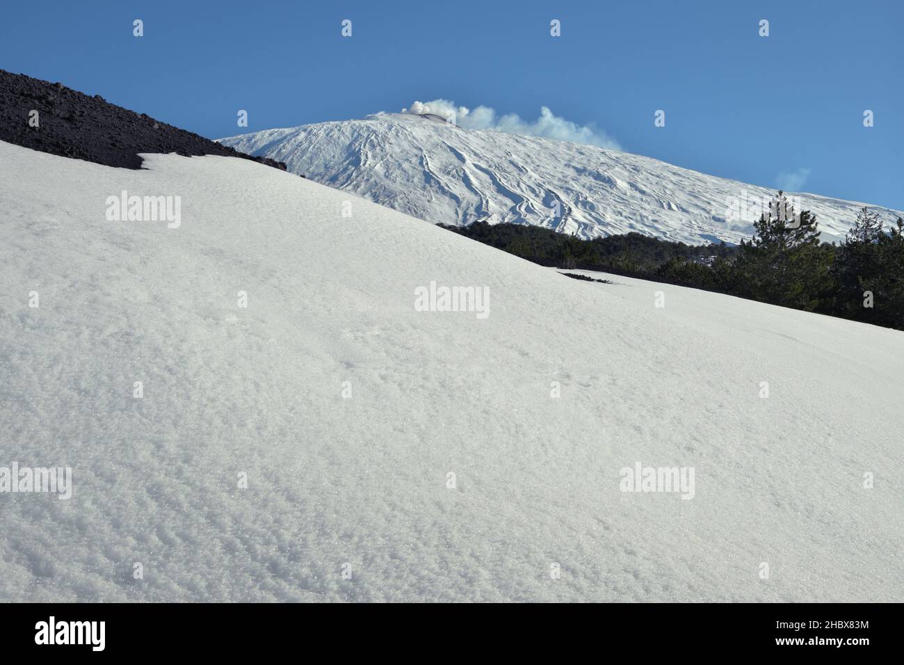 Ätna Vulkan schneebedeckt und vulkanische Landschaft von Sizilien im Winter Stockfoto