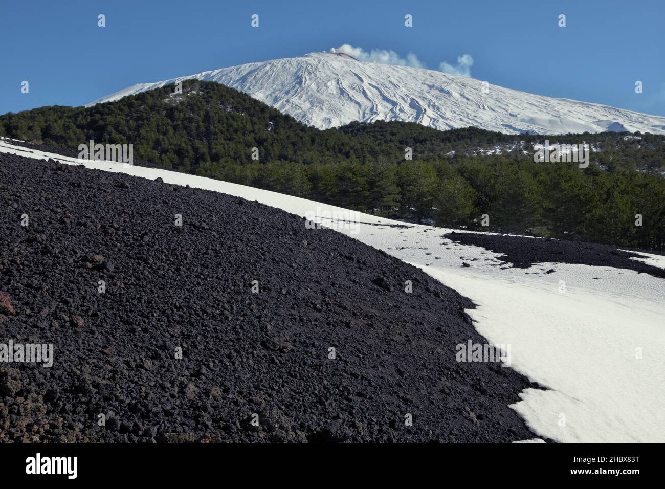 Ätna Vulkan schneebedeckt und vulkanische Landschaft von Sizilien im Winter Stockfoto