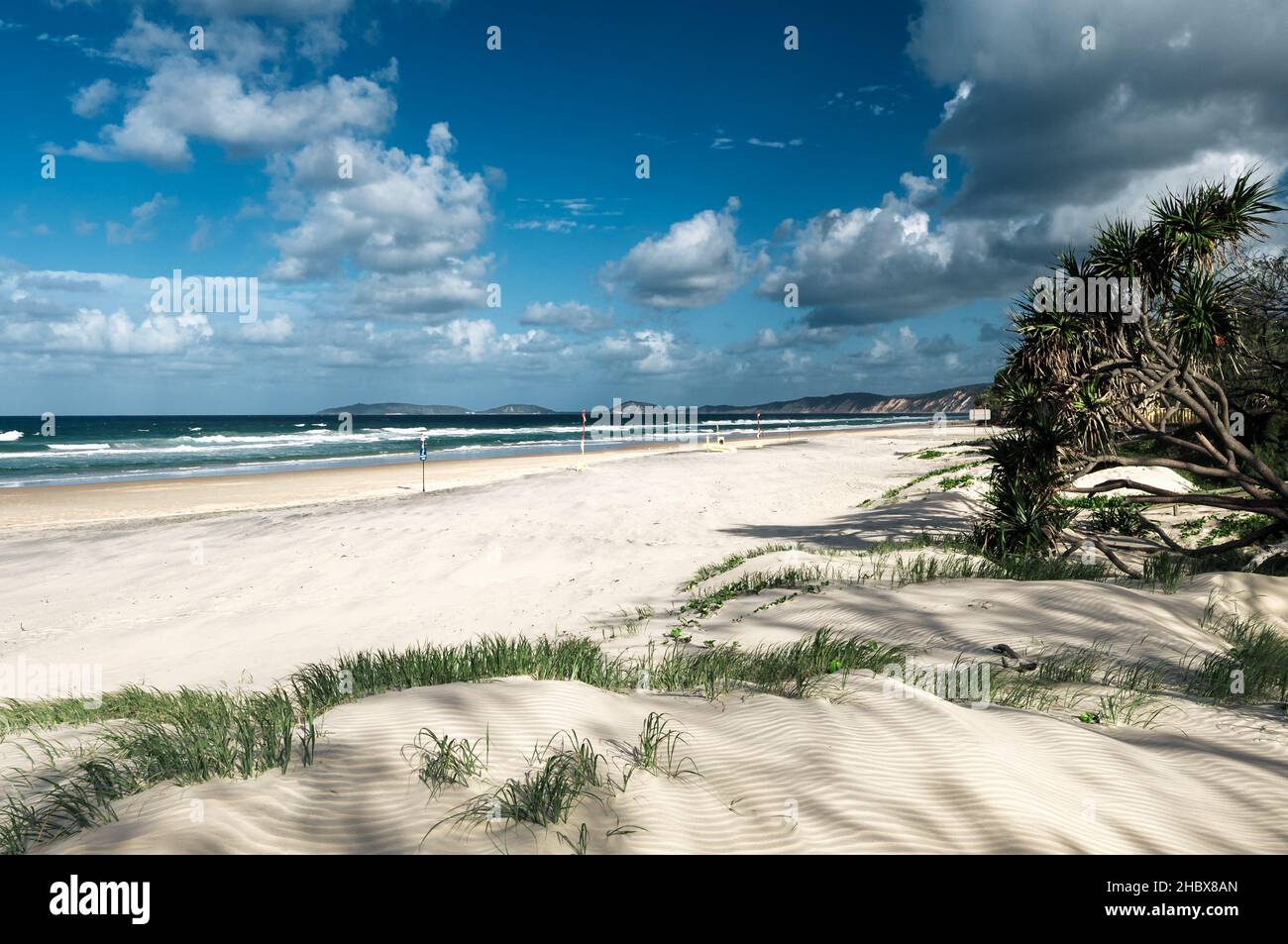 Weißer Sandstrand am Rainbow Beach an der australischen Sunshine Coast. Stockfoto