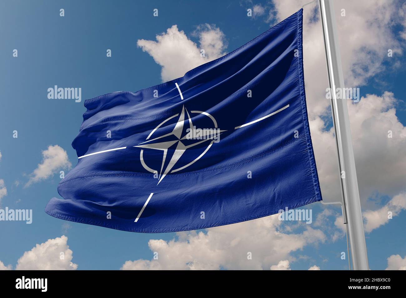 NATO-Flagge winkt vom Wind Stockfoto