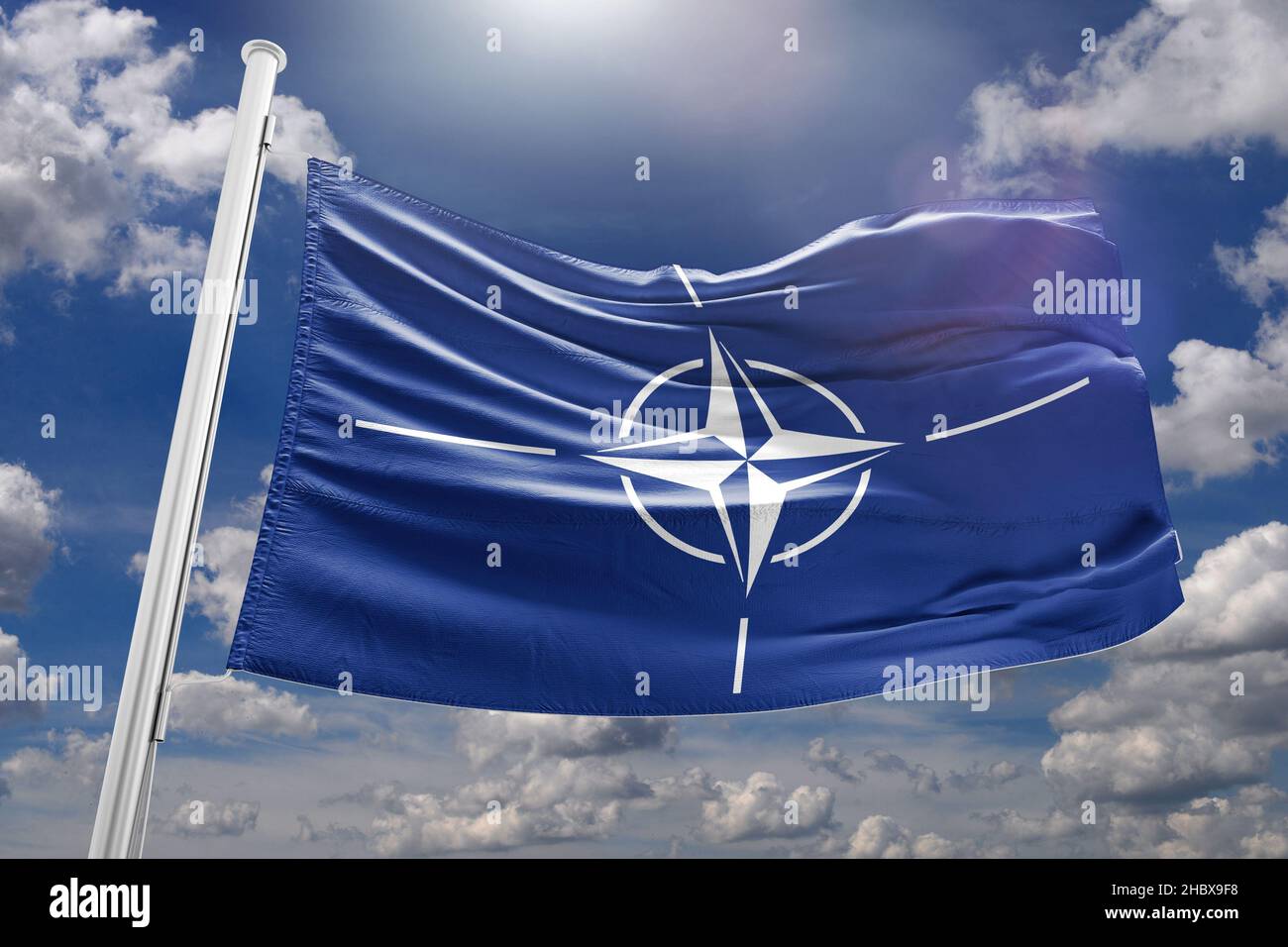 NATO-Flagge winkt vom Wind Stockfoto
