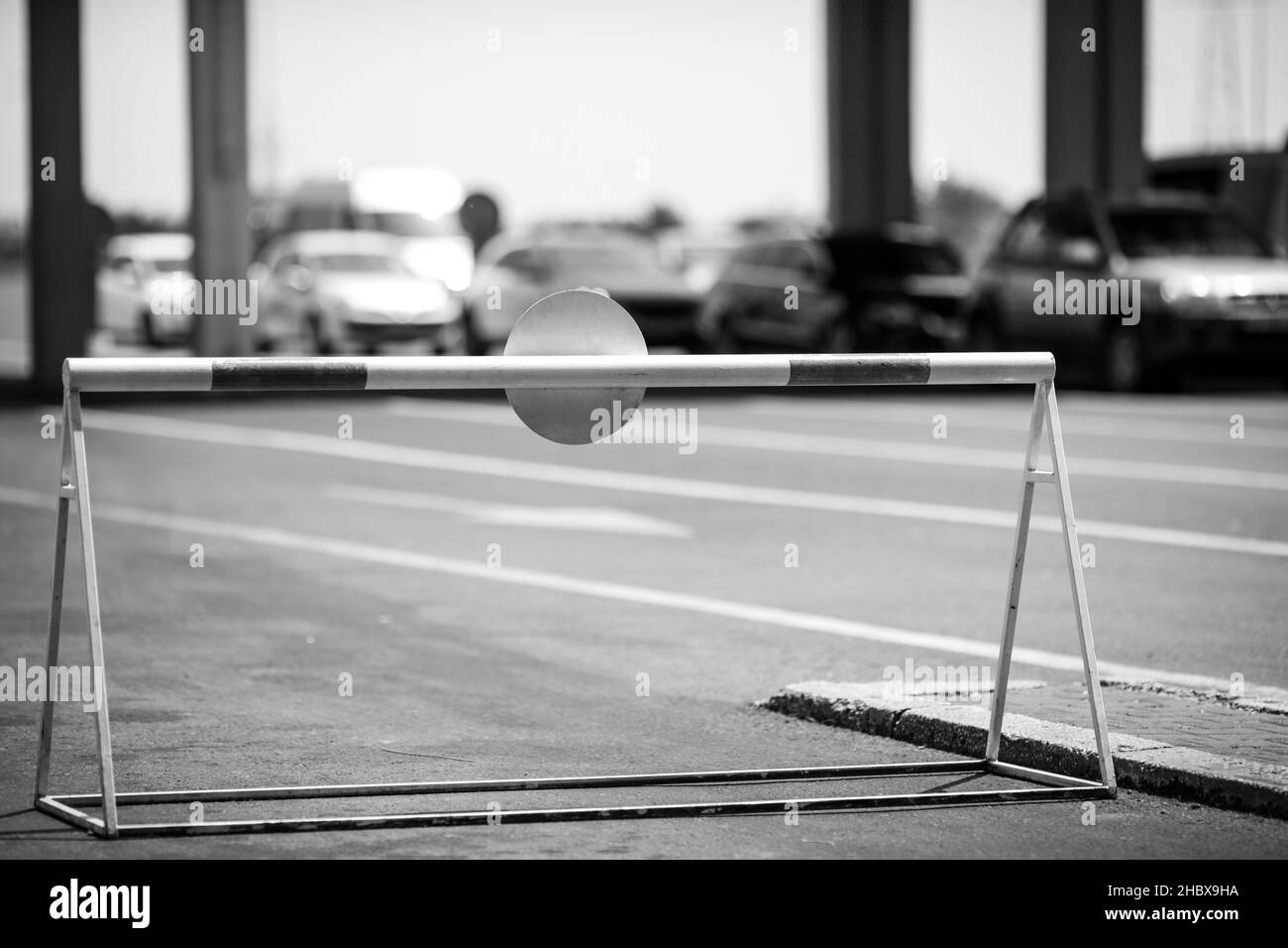 Straßensperre für Autos an einer Grenzkontrollzone zwischen Rumänien und Bulgarien. Stockfoto
