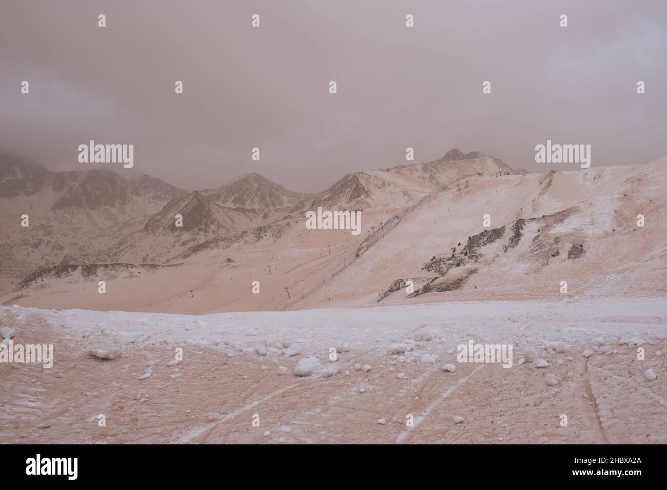 Die erstaunlichen Bilder von Andorra braun durch den Staub der Sahara, genannt Calima ein Phänomen, das große Teil von Katalonien, Südfrankreich und das Val betroffen Stockfoto