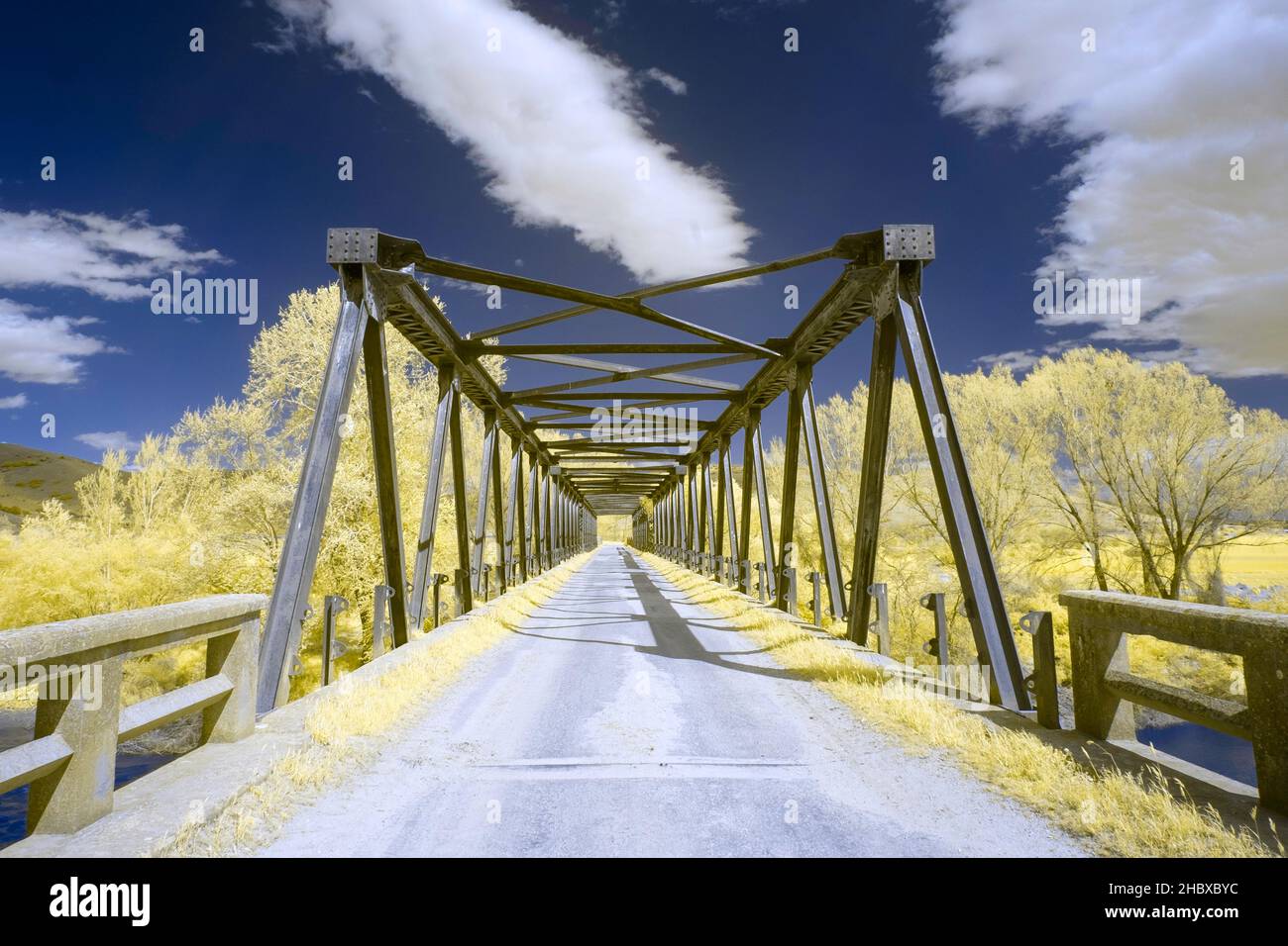 Infrarotlandschaft einer alten Stahlbrücke Stockfoto