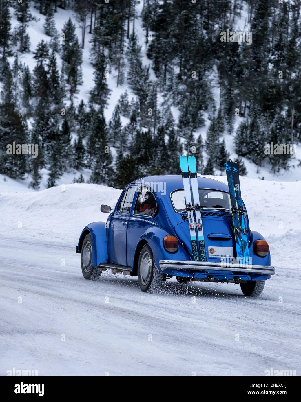 Oldtimer geht zum Skigebiet in Andorra Pyrenäen Stockfoto