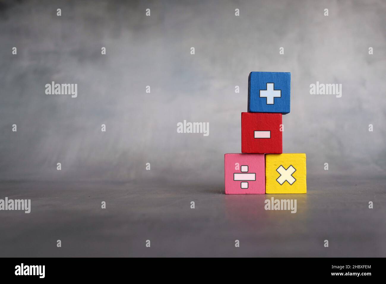 Mathematische Symbole und Bildungskonzept. Holzblöcke mit mathematischen Symbolen. Platz für Text kopieren. Stockfoto