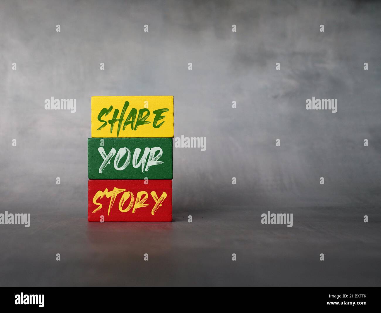 Holzwürfel mit Text TEILEN SIE IHRE GESCHICHTE. Platz für Text kopieren Stockfoto
