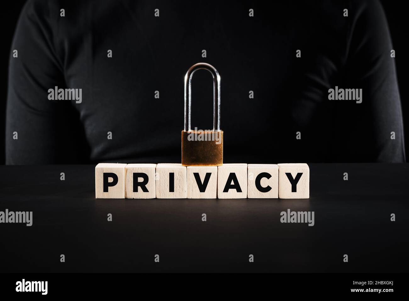 Vorhängeschloss auf Holzblöcken mit dem Wort Privatsphäre. Datenschutz und Sicherheit im Geschäfts- oder Technologiekonzept. Stockfoto