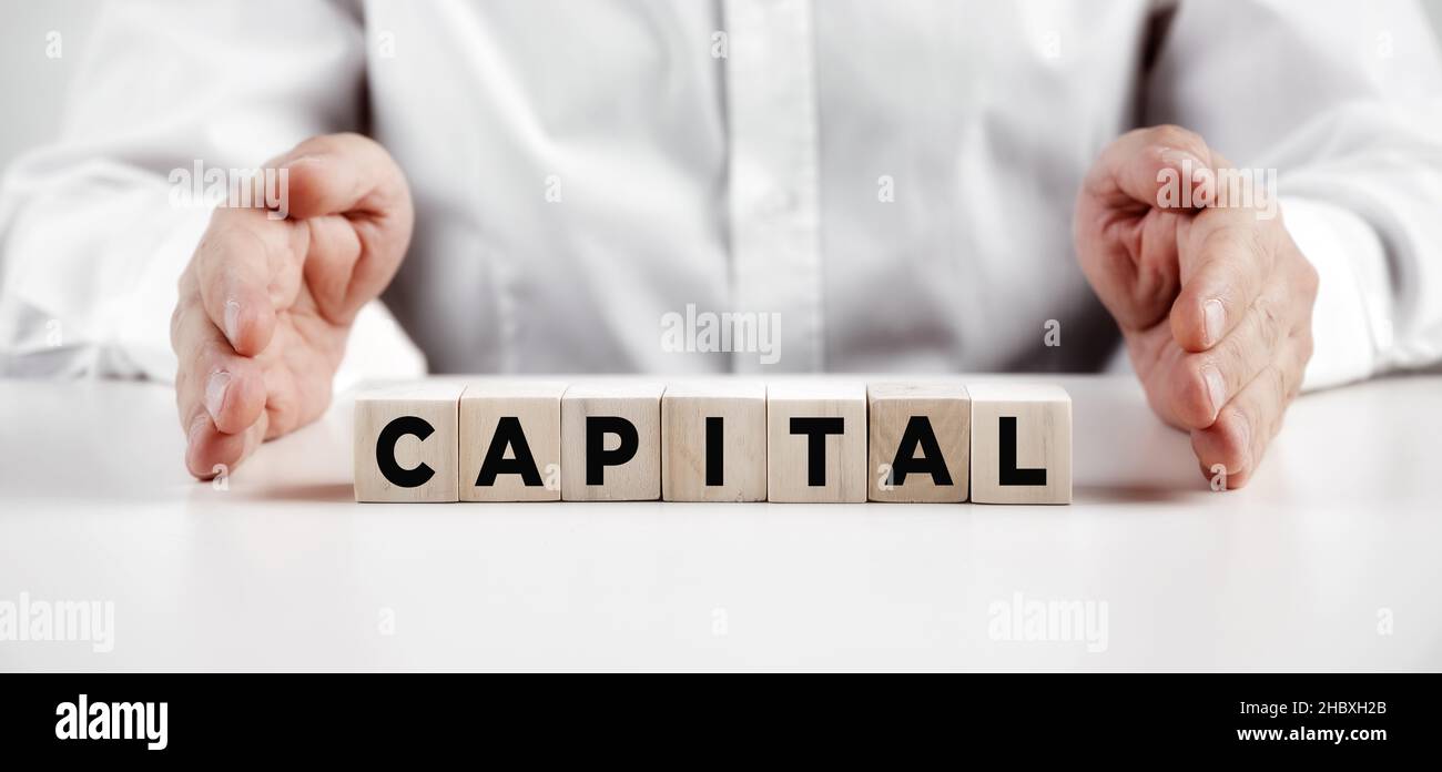 Businessman Hand zeigt das Wort Kapital auf Holzwürfeln. Business Venture Capital Konzept. Stockfoto
