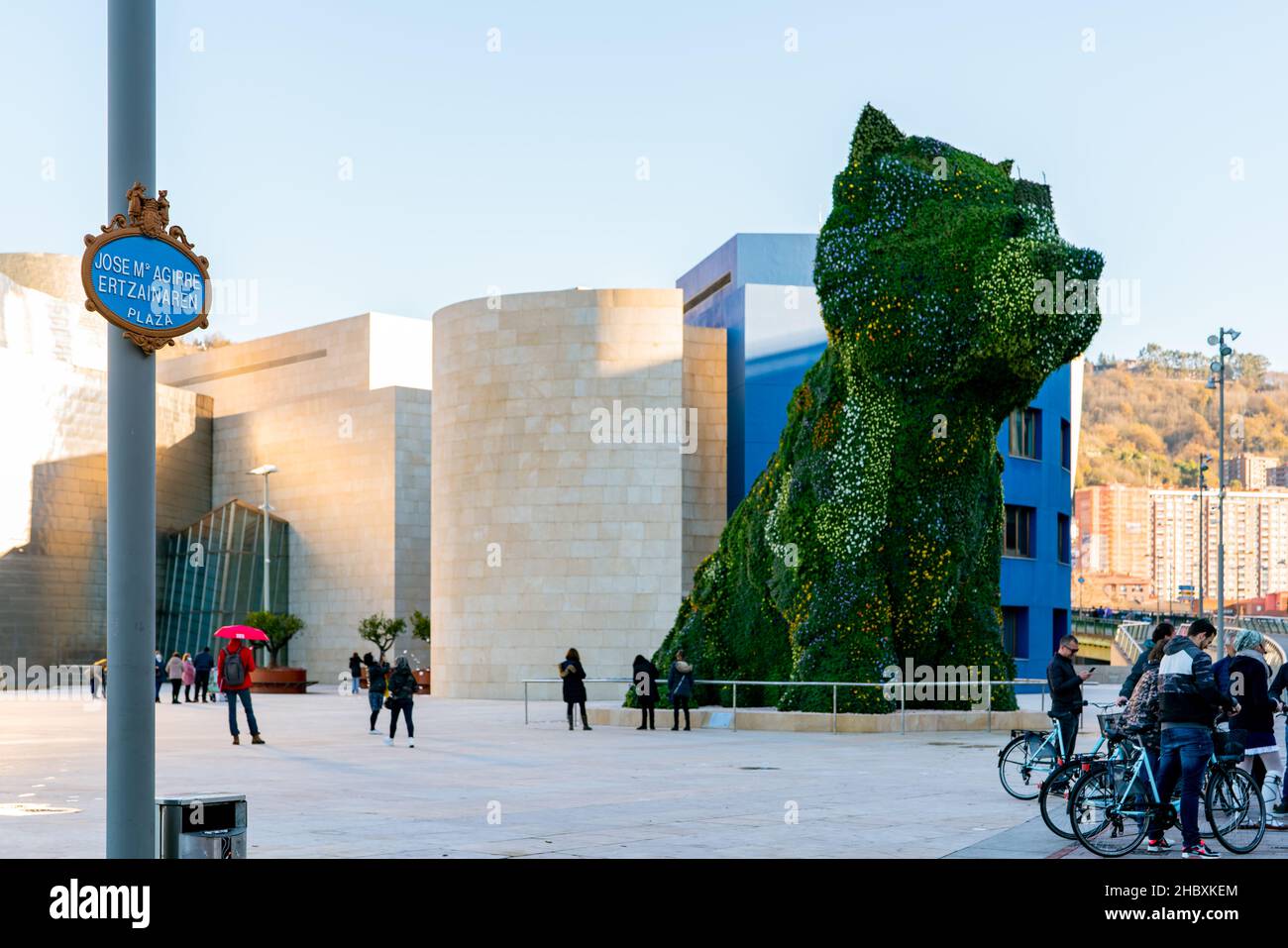 Welpe steht Wache im Guggenheim Museum in Bilbao, Biskaya, Baskenland, Spanien. Wahrzeichen. Hundeskulptur des Künstlers Jeff Koons. Stockfoto