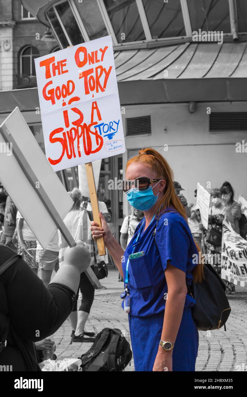 Die einzige gute Tory ist ein Zäpfchen Zeichen, das bei Protest bei Dorset NHS-Arbeitern „Nein“ zur Ungleichheit im öffentlichen Sektor in Bournemouth, Dorset, Großbritannien, gehalten wird Stockfoto