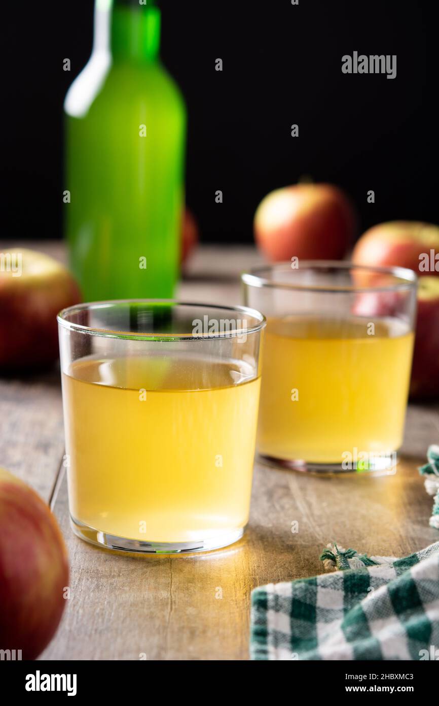 Apfelwein auf rustikalem Holztisch Stockfoto