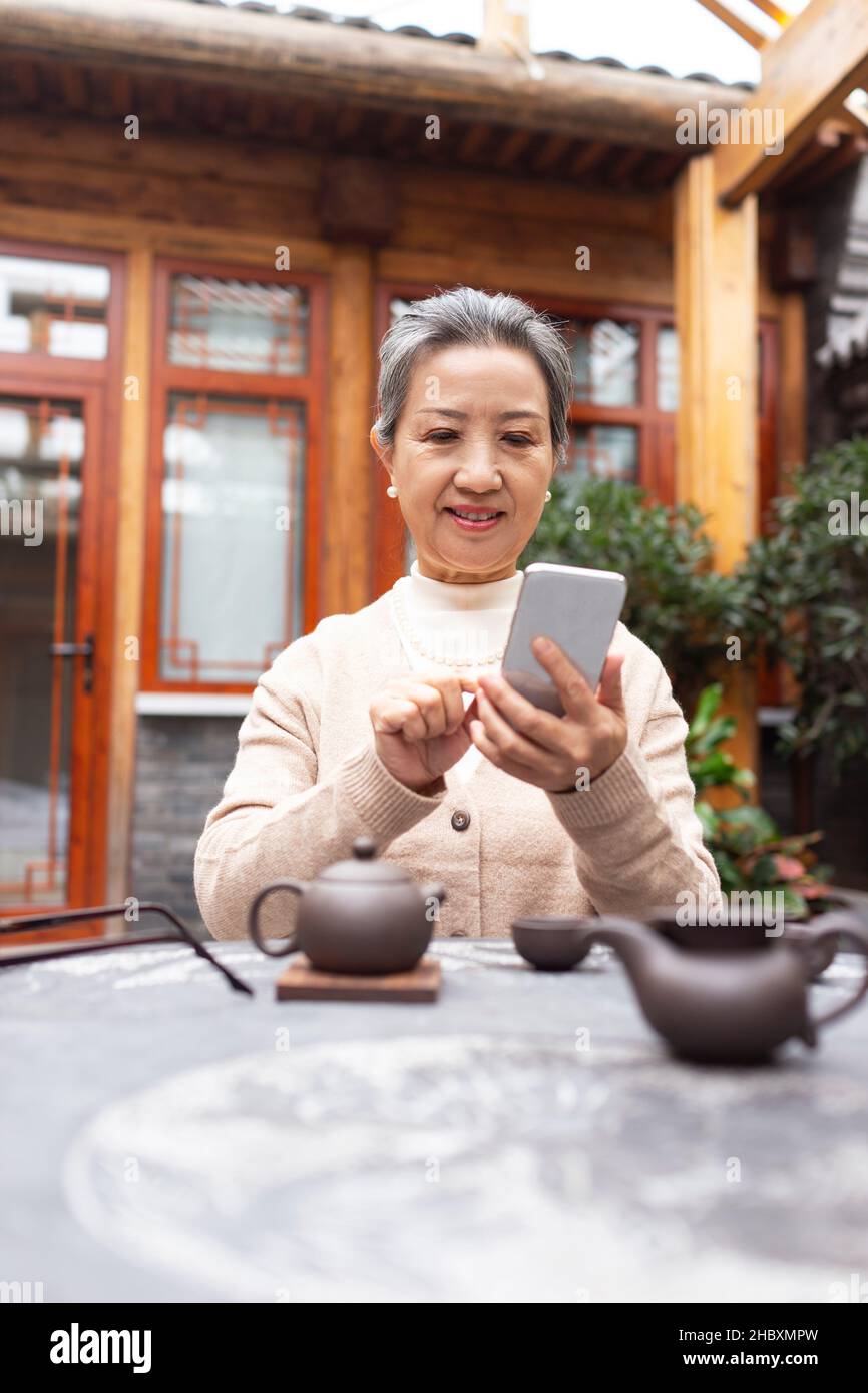 Alte Frau mit einem Smartphone Stockfoto