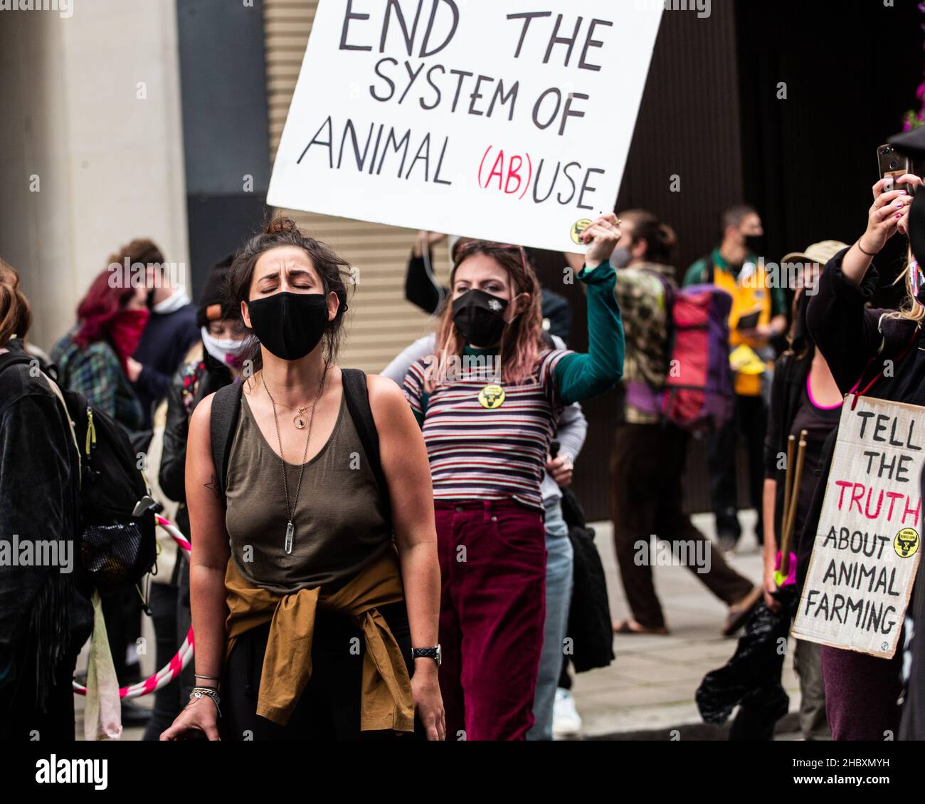 Tieraufstandsaktivisten mit Plakat beenden das Tiermissbrauchsverfahren Plakat London 2020 Stockfoto