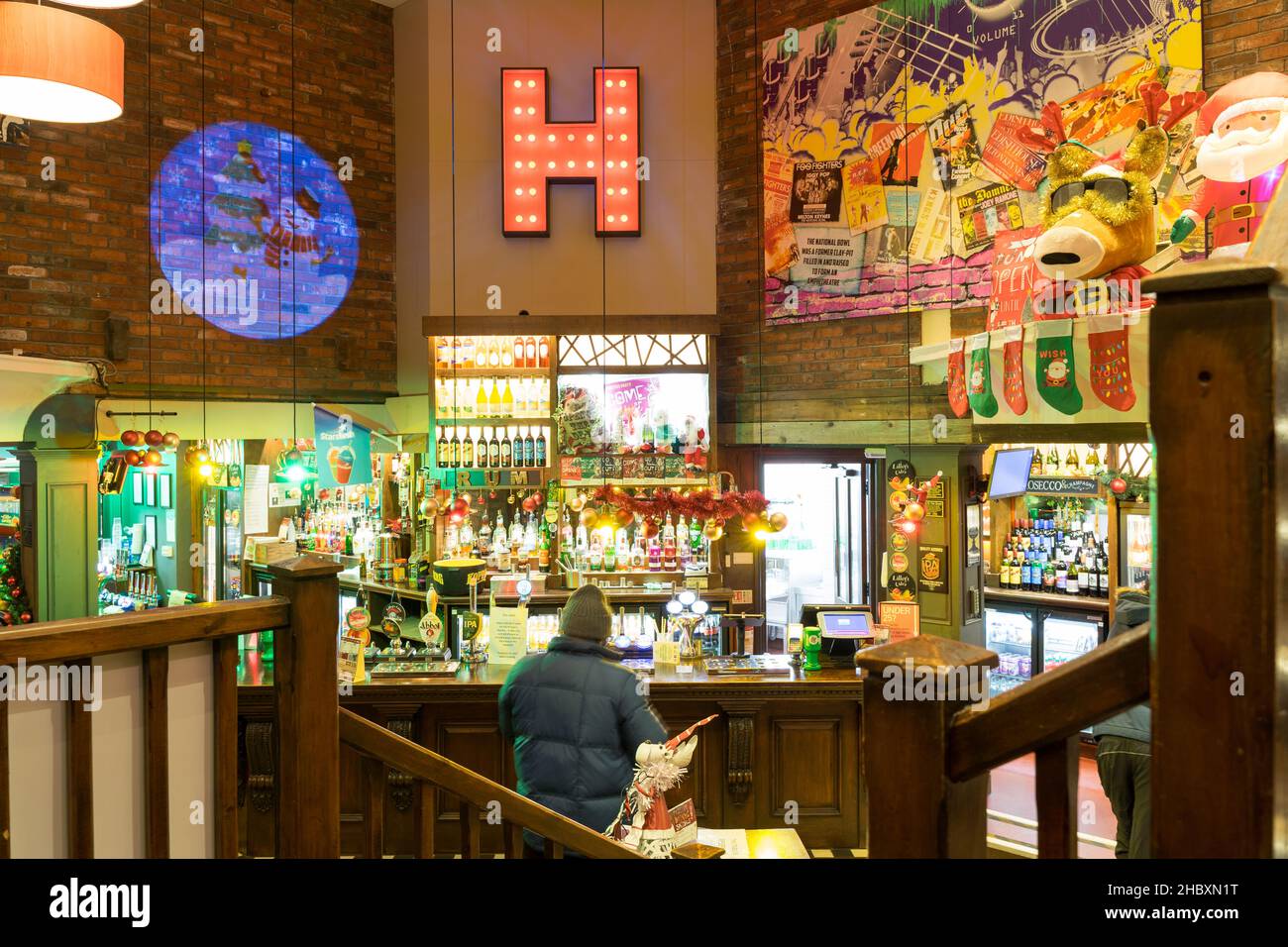 Das Innere eines Pubs, in dem sich die Gäste treffen, um einen Drink in der Bar Furzton Lake Milton Keynes England zu genießen Stockfoto
