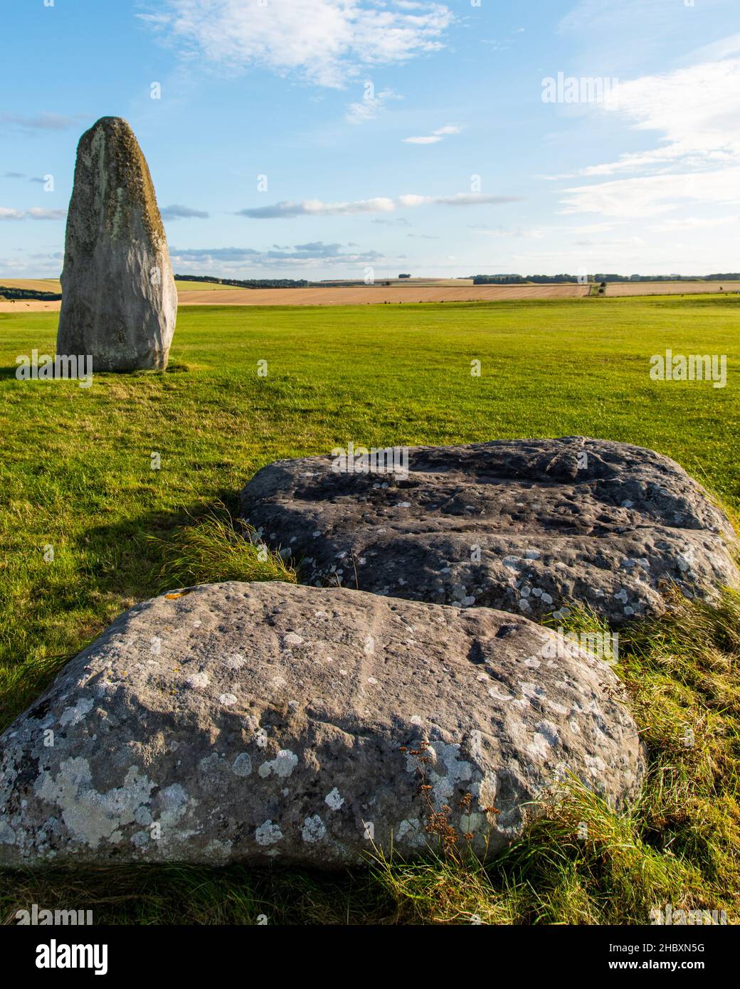 Stonehenge einzelner stehender Stein an einem sonnigen Tag 2021 Stockfoto