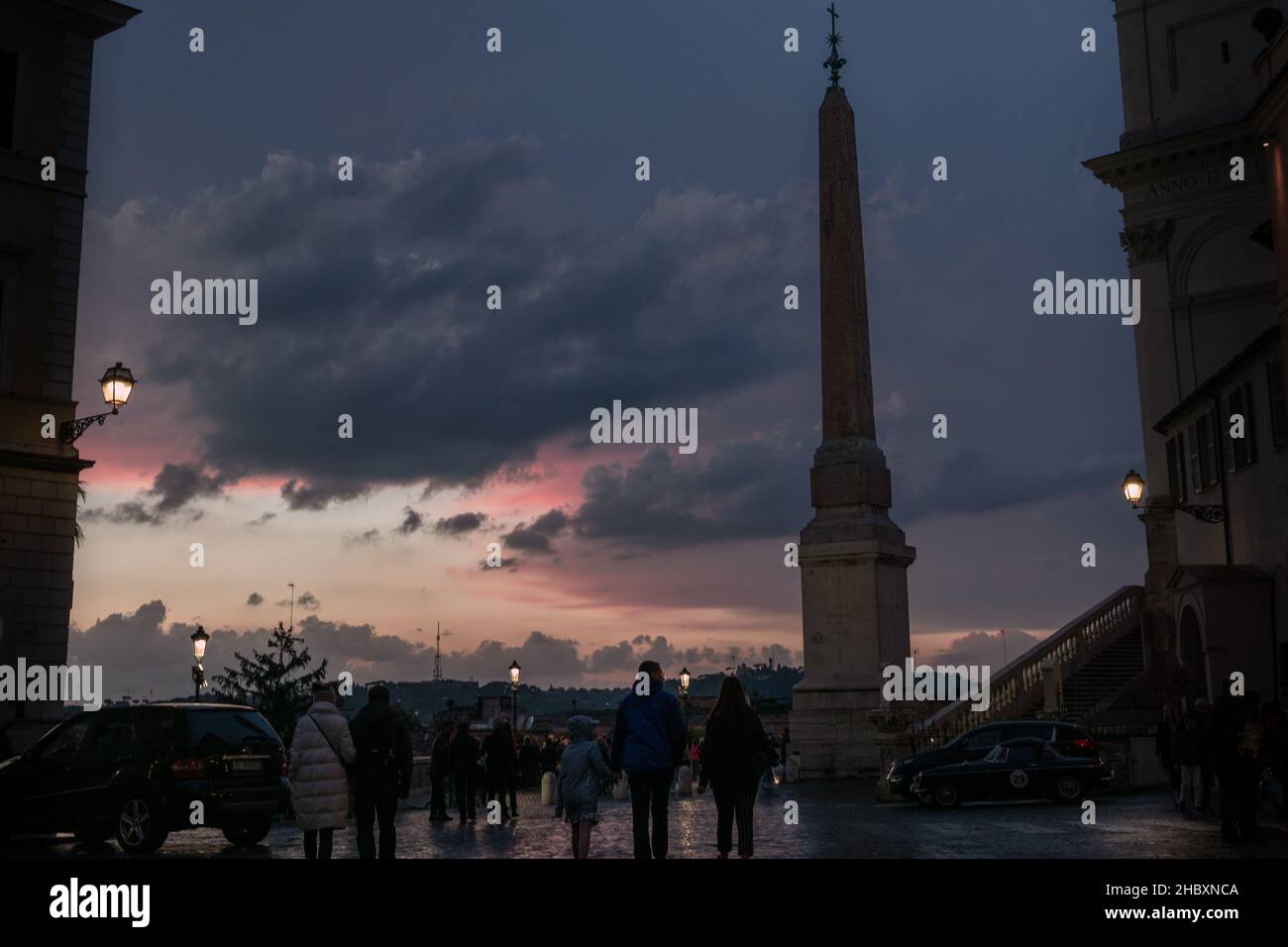 ROM, ITALIEN - 14. Apr 2019: Ein Denkmal von Obelisco Sallustiano in Rom und Touristen, die es am Abend betrachten Stockfoto