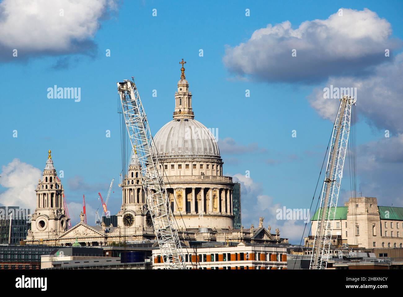 St. Pauls Cathedral Blick von der Brücke mit blauem Himmel und großen Wolken und Baukräne Stockfoto