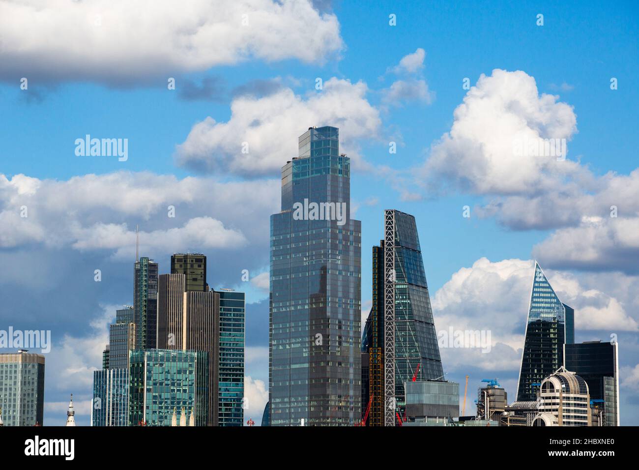 Glasgebäude in London mit blauem Himmel und Wolken 2021 Stockfoto