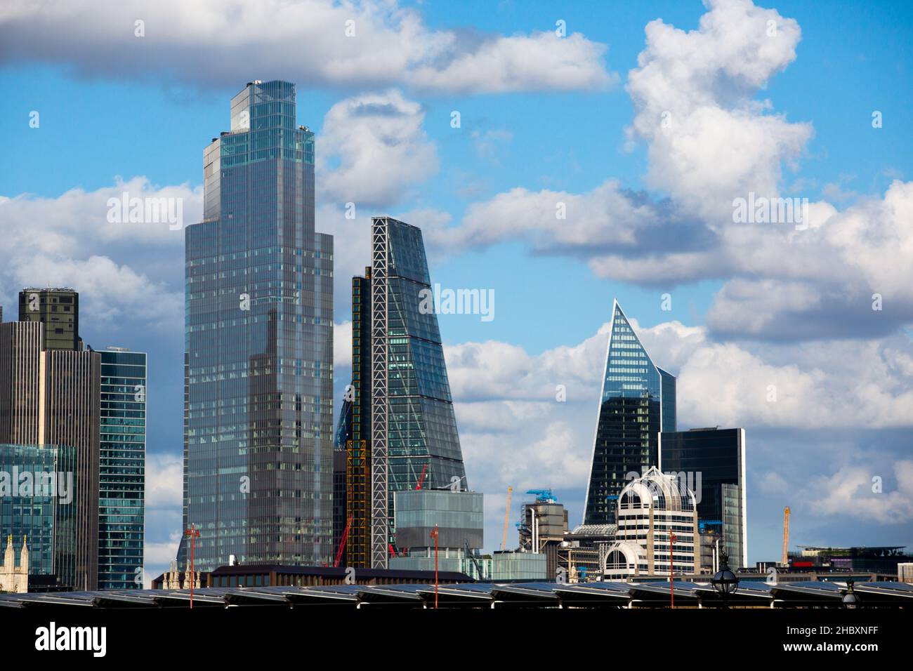 Glasgebäude in London mit blauem Himmel und Wolken 2021 Stockfoto