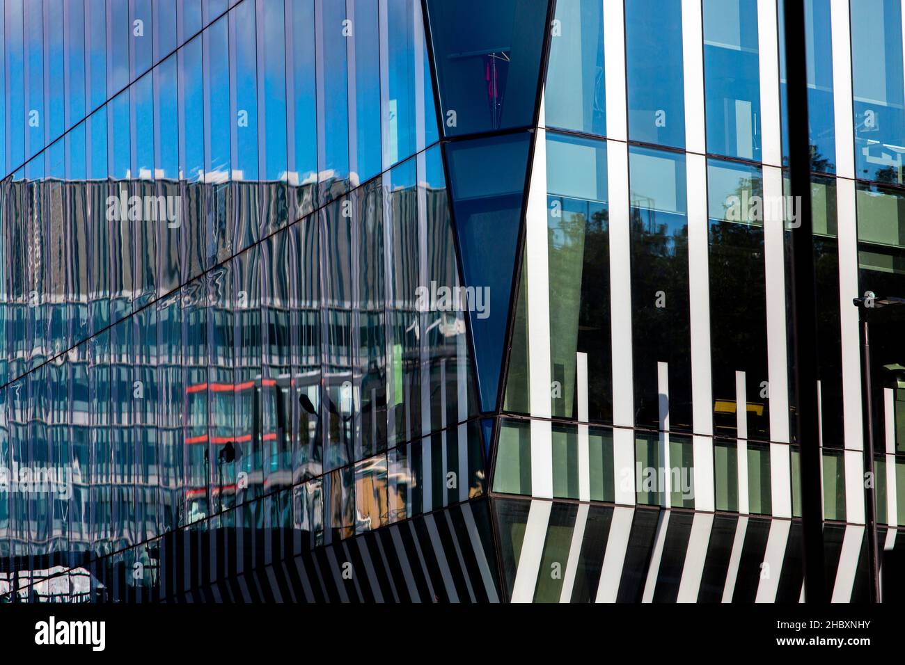 Londoner Stadtgebäude und blauer Himmel spiegeln sich im großen Glasgebäude London 2021 wider Stockfoto