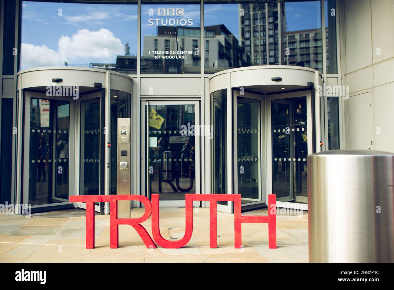 Großes rotes Wahrheitsschild vor der BBC, dort von Animal Rebellion, London 2020 Stockfoto