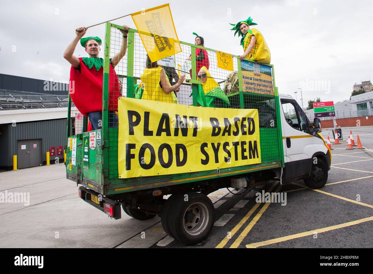 Tierische Rebellion Veggie-Aktivisten auf Lastwagen mit großem Banner Pflanzenbasiertes Ernährungssystem London 2020 Stockfoto