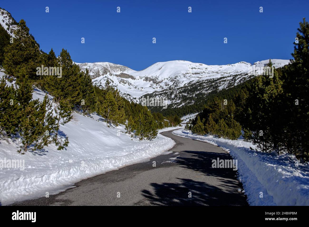 Andorra ist einer der schneesichersten Orte in den Pyrenäen. Es ist daher der ideale Ort, um viele Winteraktivitäten mit Familie oder Freunden zu praktizieren Stockfoto