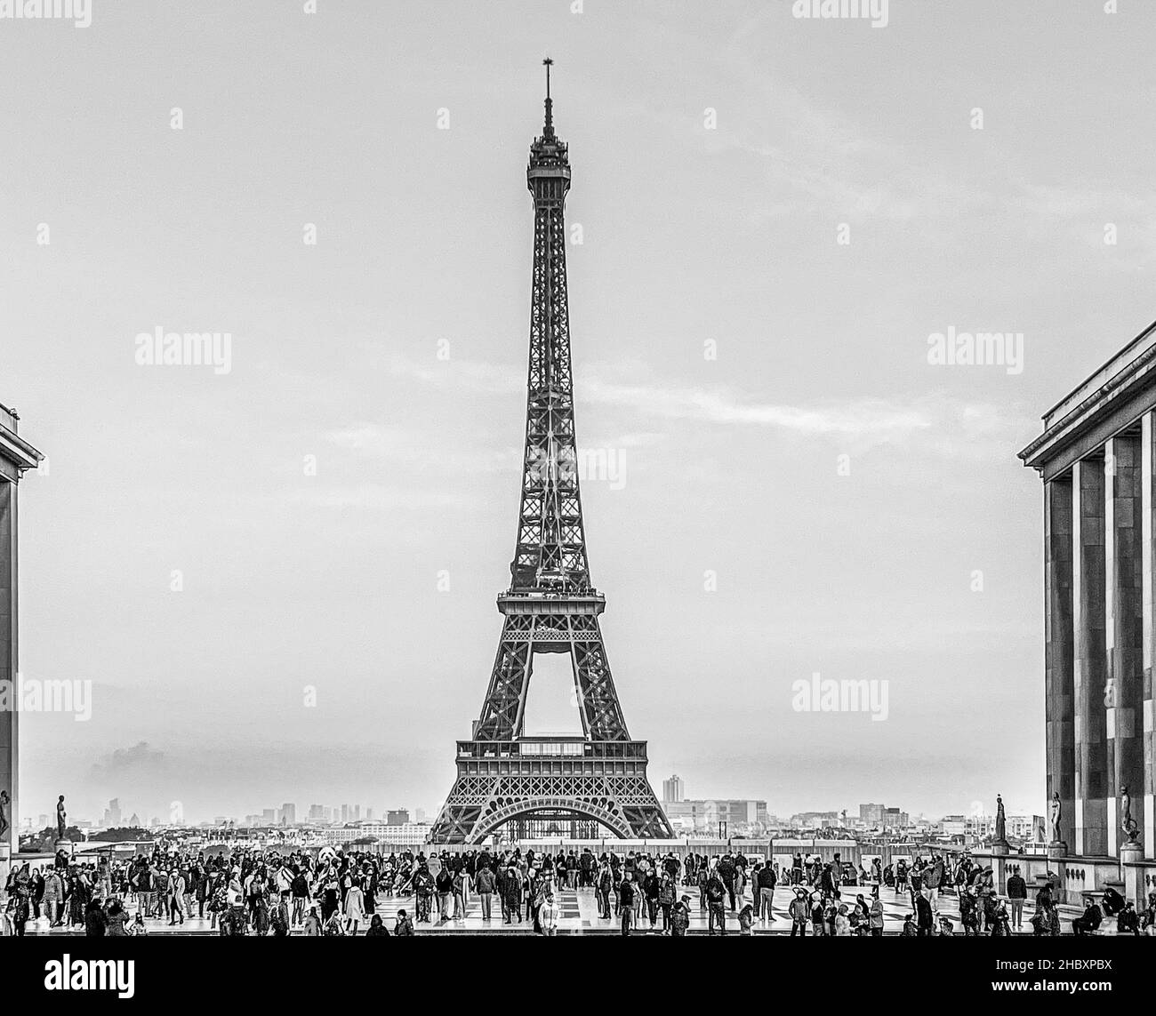 Schwarz-Weiß-Fotografie des Eiffelturms mit einer Menge Touristen Stockfoto