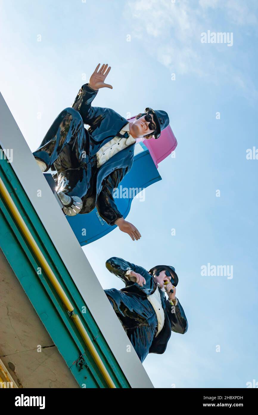 Jake und Blues Brothers modeln auf der Eisdiele auf der Route 66 in Joliet, Illinois, wo die Blues-Brüder teilweise im Joliet-Gefängnis gedreht wurden Stockfoto