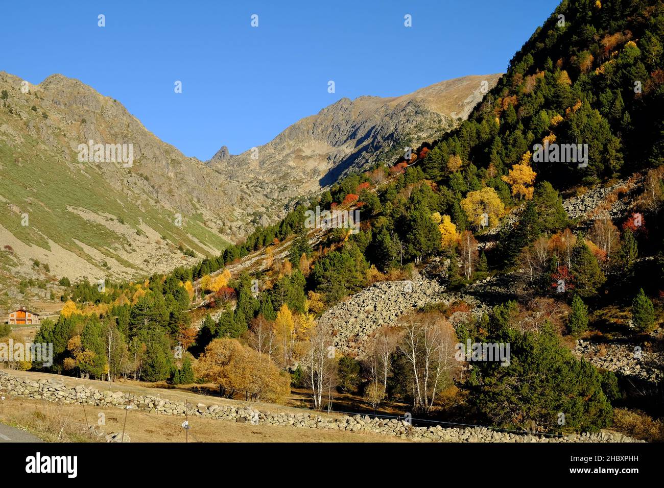 Otoño en Andorra, un paseo por el Vall d'Incles y por los alrededores de AINA Stockfoto