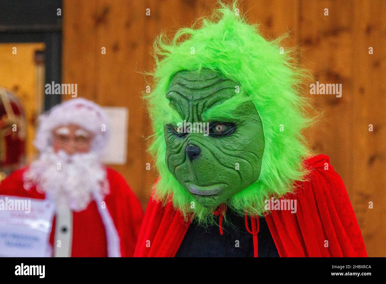 Vater Weihnachten & Erwachsene große Grinch Kostüm Xmas Furry Santa Anzug Fancy Dress Grün Outfit mit Maske zum Verkauf in Preston, UK Stockfoto