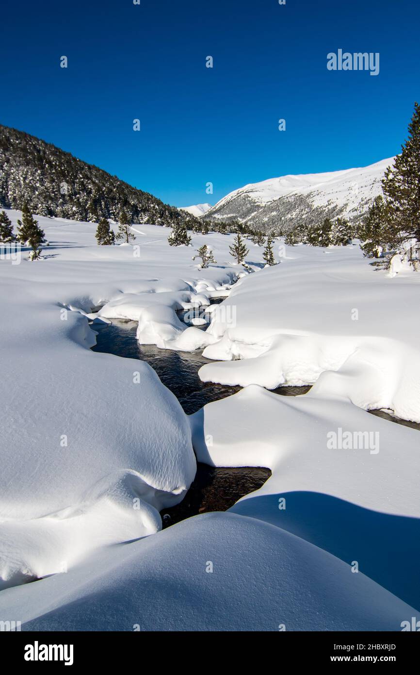 Andorra ist einer der schneesichersten Orte in den Pyrenäen. Es ist daher der ideale Ort, um viele Winteraktivitäten mit Familie oder Freunden zu praktizieren Stockfoto