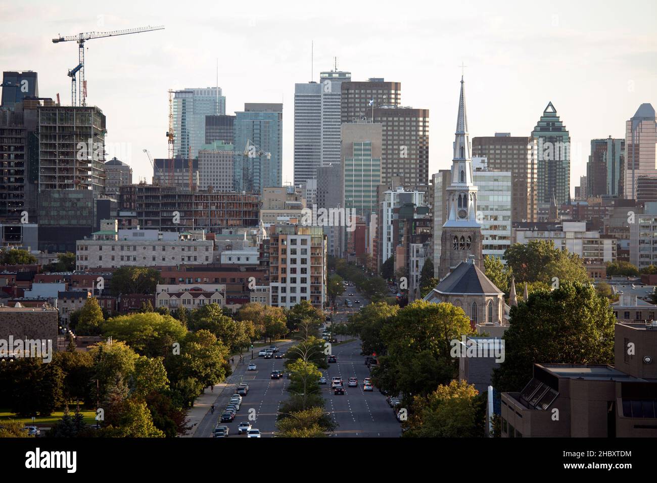 Erhöhter Blick auf die Stadt Quebec, Grünflächen, hohe Gebäude, große Straße und Bauarbeiten. Stockfoto