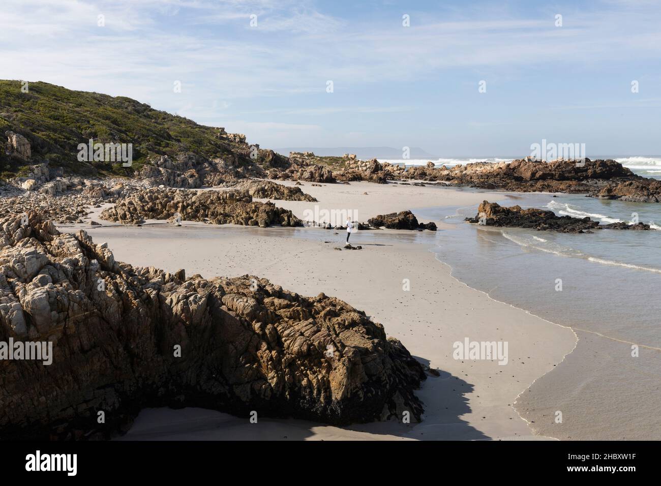 Blick auf einen Sandstrand und Felsformationen an der Atlantikküste. Stockfoto