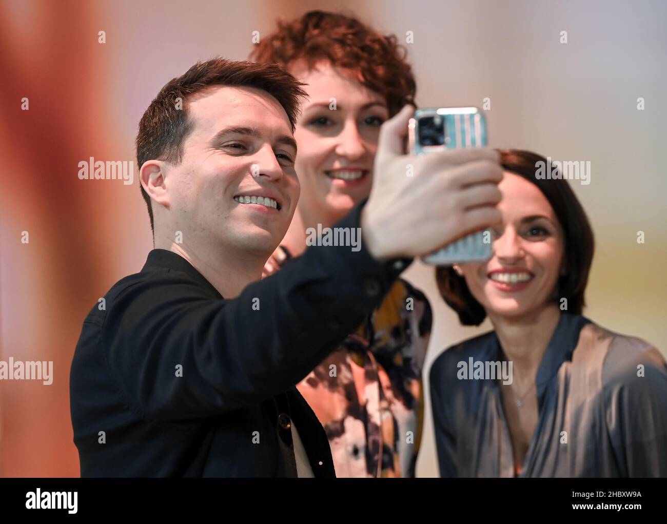 Potsdam, Deutschland. 22nd Dez 2021. Die Moderatoren des crossmedialen Angebots 'schön gut' Uri Zahavi (l-r), Jule Jank und Jaele Vanuls machen ein Selfie bei einem Presseevent im neuen Studio in Babelsberg. Das neue frühe Abendprogramm im rbb-Fernsehen wurde mit aktuellen Nachrichten aus Berlin und Brandenburg, dem Cross-Media-Service "schön gut" und der Talkshow "Studio 3 - Live aus Babelsberg" präsentiert. Es wird werktags zwischen 6:00 und 7:30 Uhr gezeigt. Quelle: Jens Kalaene/dpa-Zentralbild/dpa/Alamy Live News Stockfoto